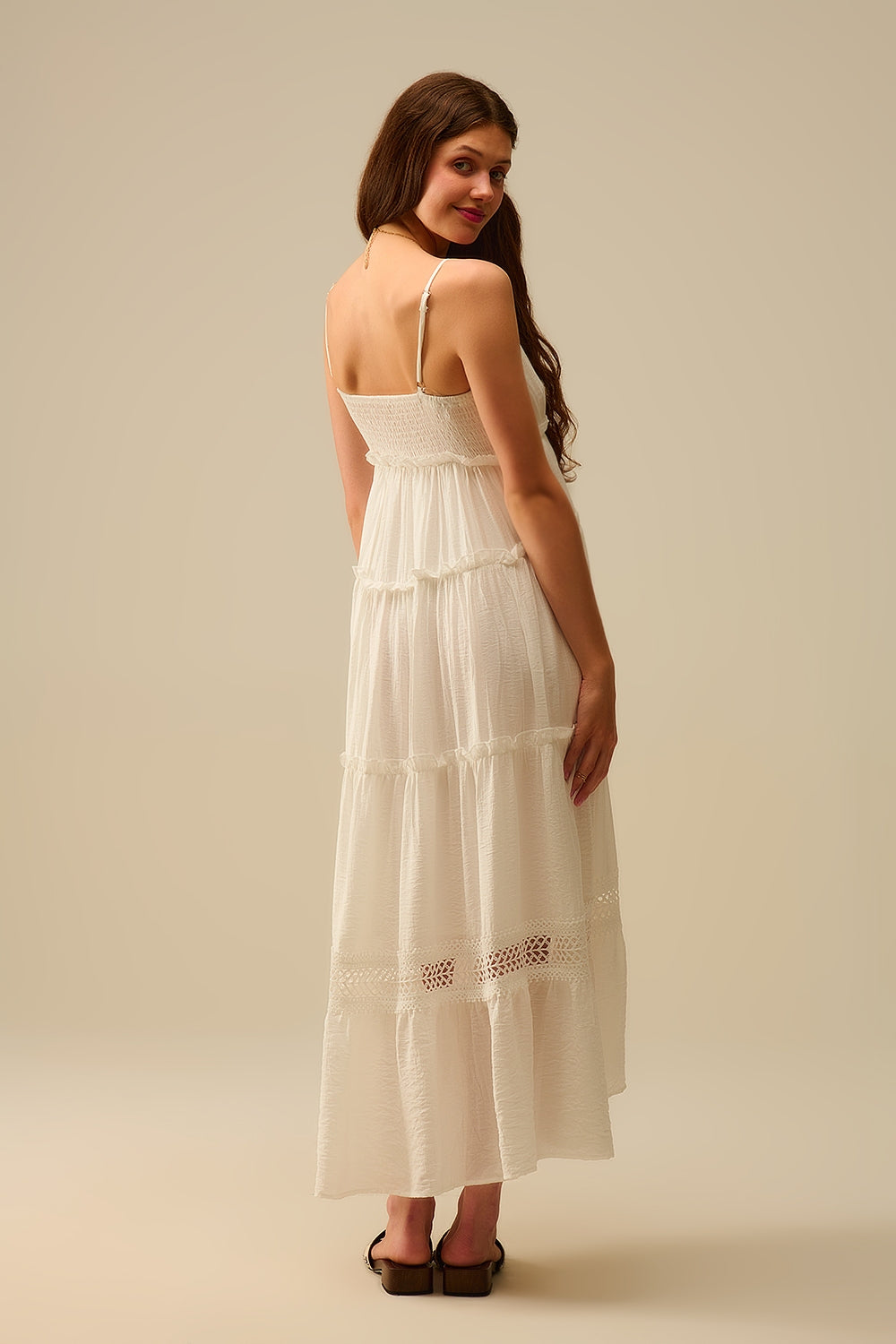 Maxivestido con capas e inserciones de encaje en blanco Q2