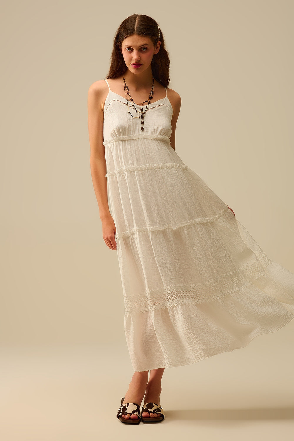 Maxivestido con capas e inserciones de encaje en blanco Q2