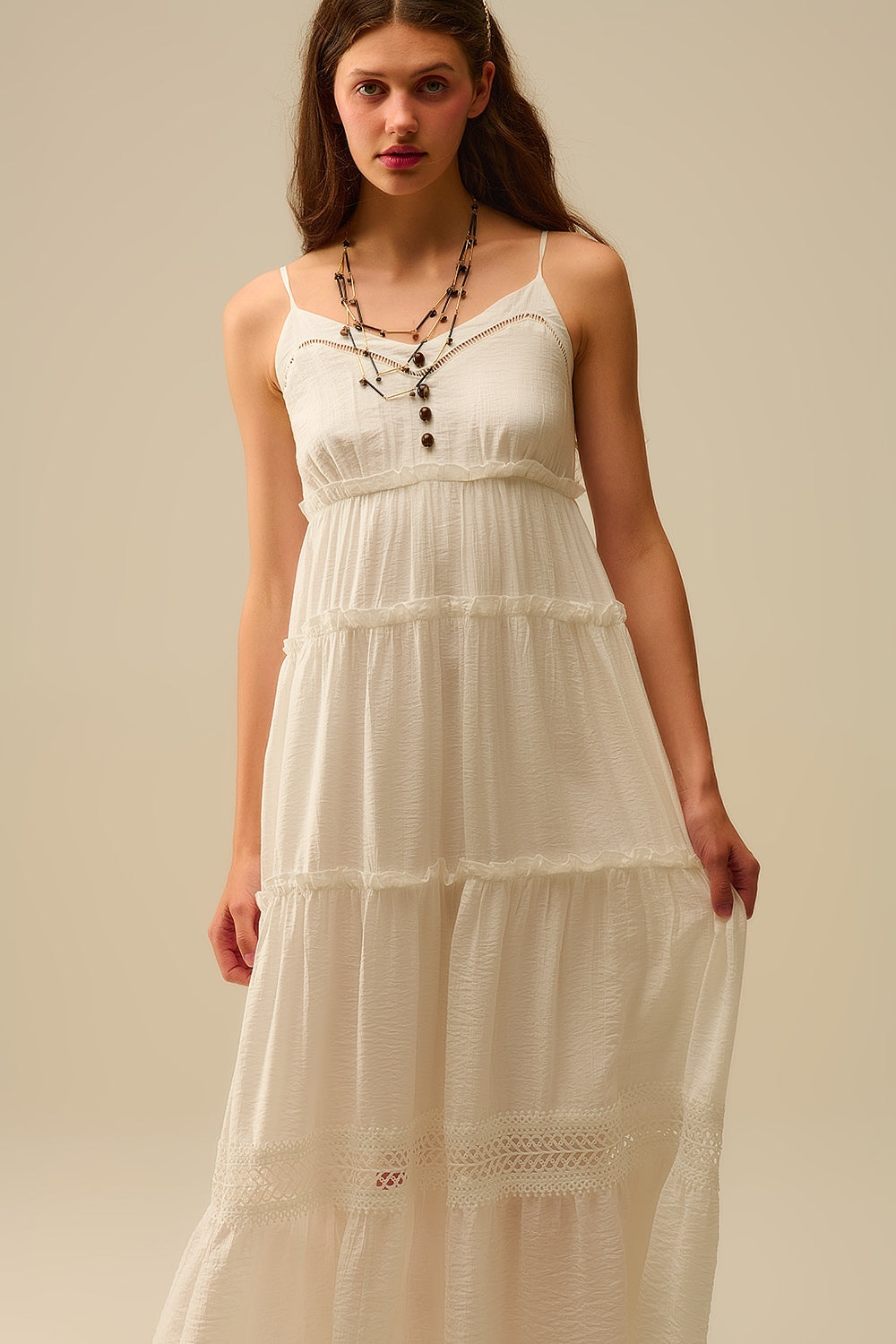 Maxivestido con capas e inserciones de encaje en blanco Q2