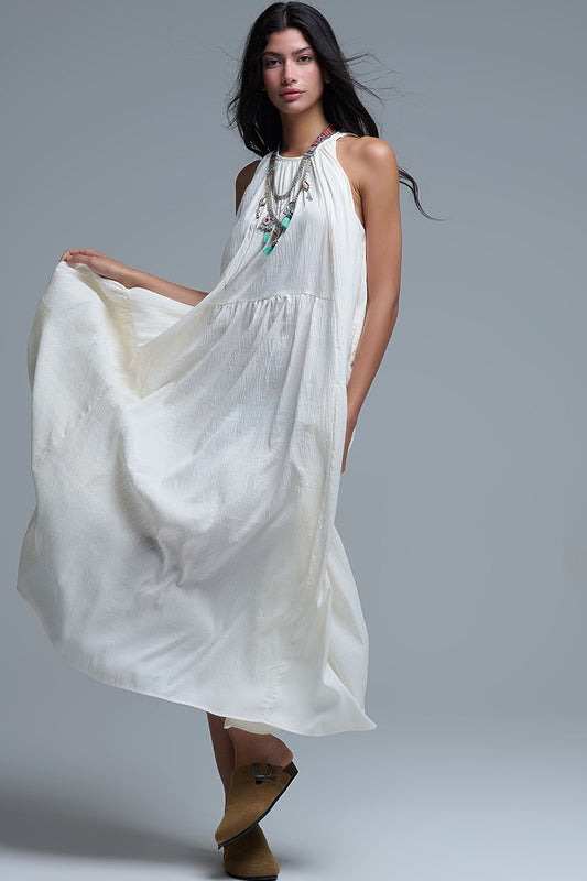 Q2 Maxivestido crema con cuello halter y detalles de costuras