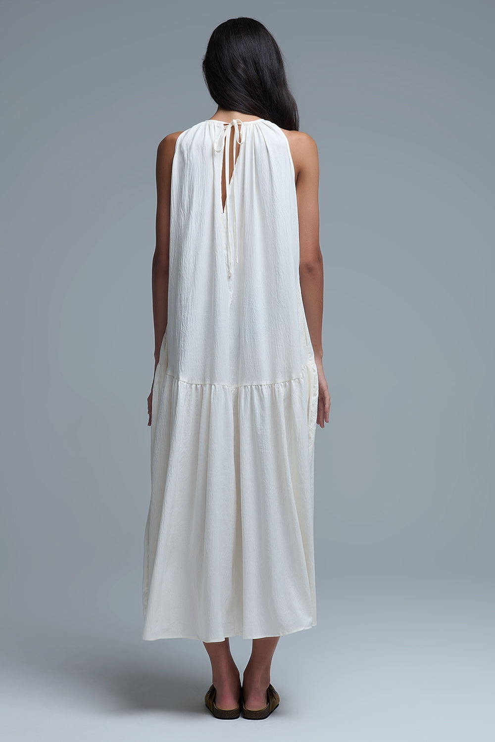 Maxivestido crema con cuello halter y detalles de costuras Q2