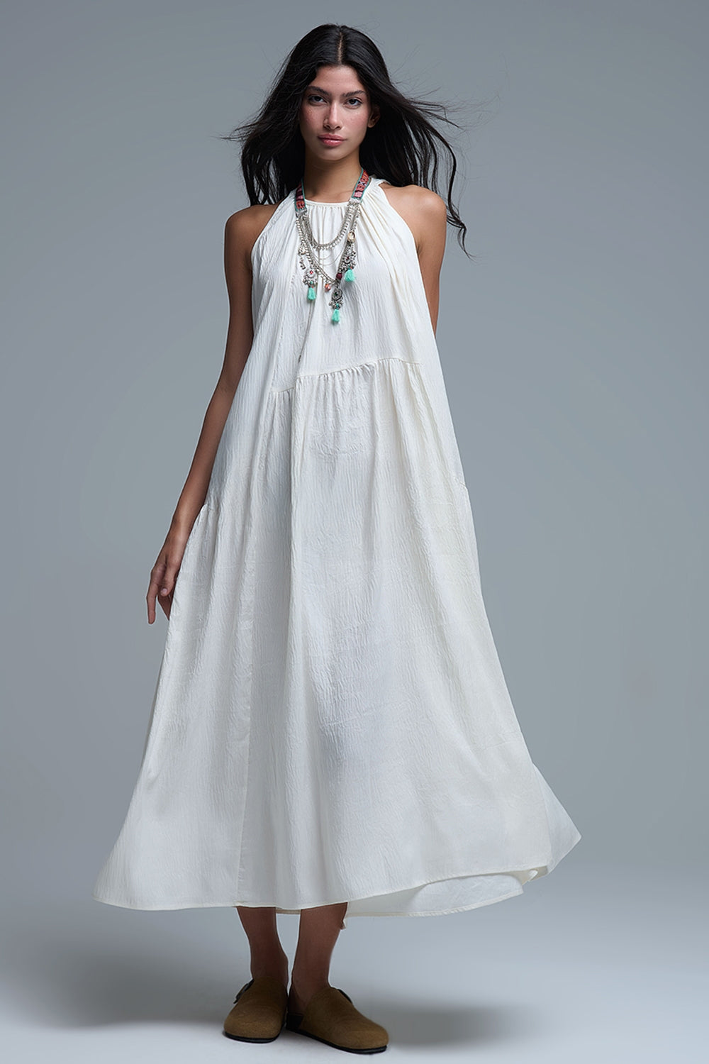 Maxivestido crema con cuello halter y detalles de costuras Q2