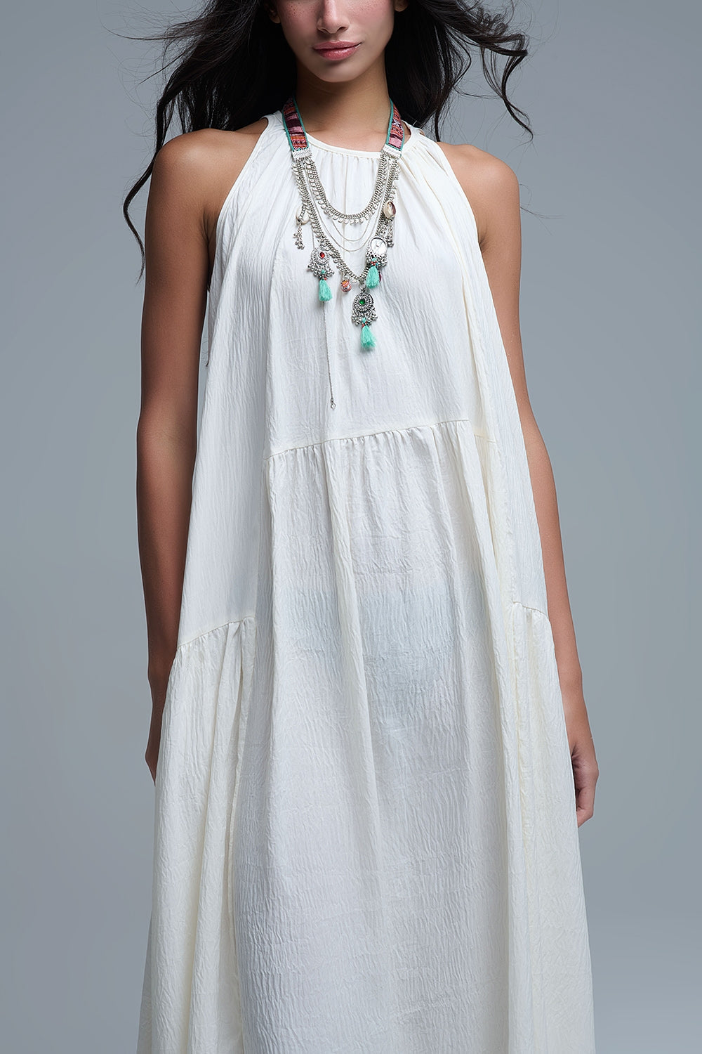 Maxivestido crema con cuello halter y detalles de costuras Q2