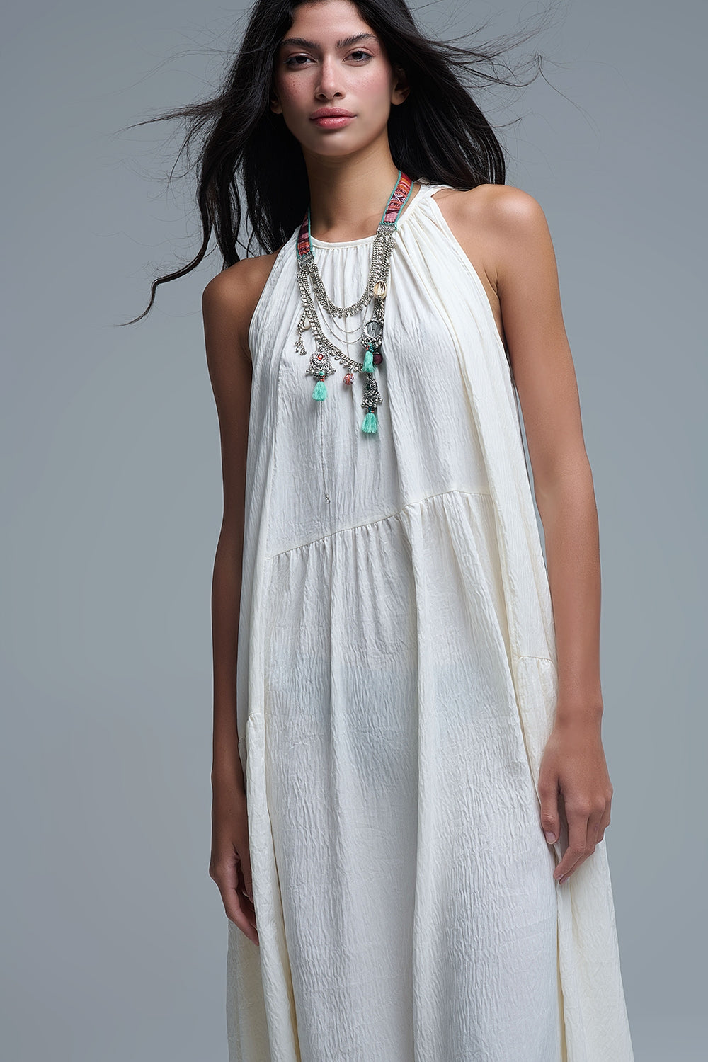 Maxivestido crema con cuello halter y detalles de costuras Q2