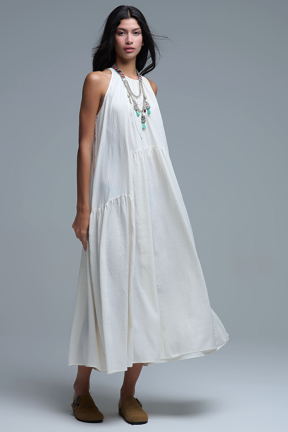 Maxivestido crema con cuello halter y detalles de costuras Q2
