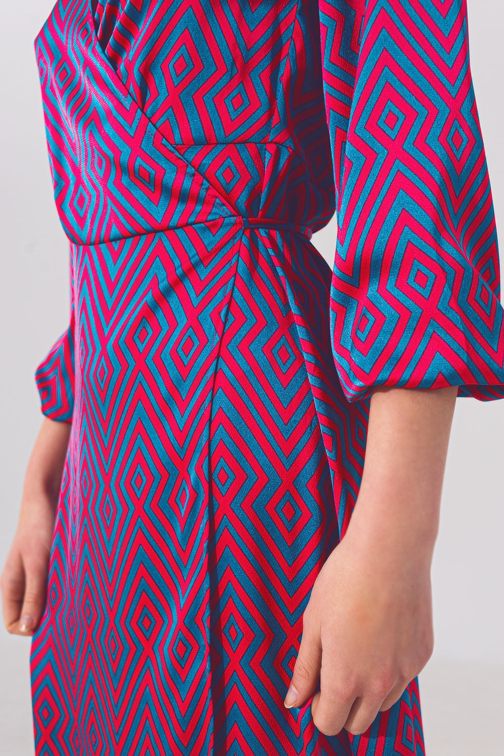 Maxivestido de manga larga con estampado geométrico Q2