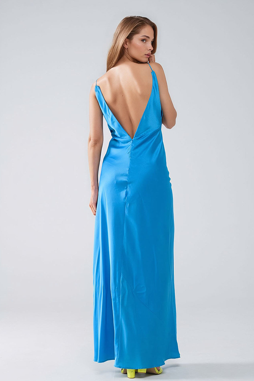 Maxivestido de satén con tirantes en azul Q2