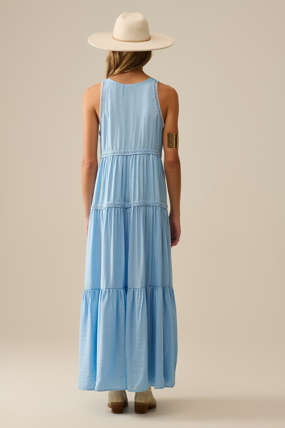Maxivestido fluido con aplicaciones de encaje en azul claro Q2