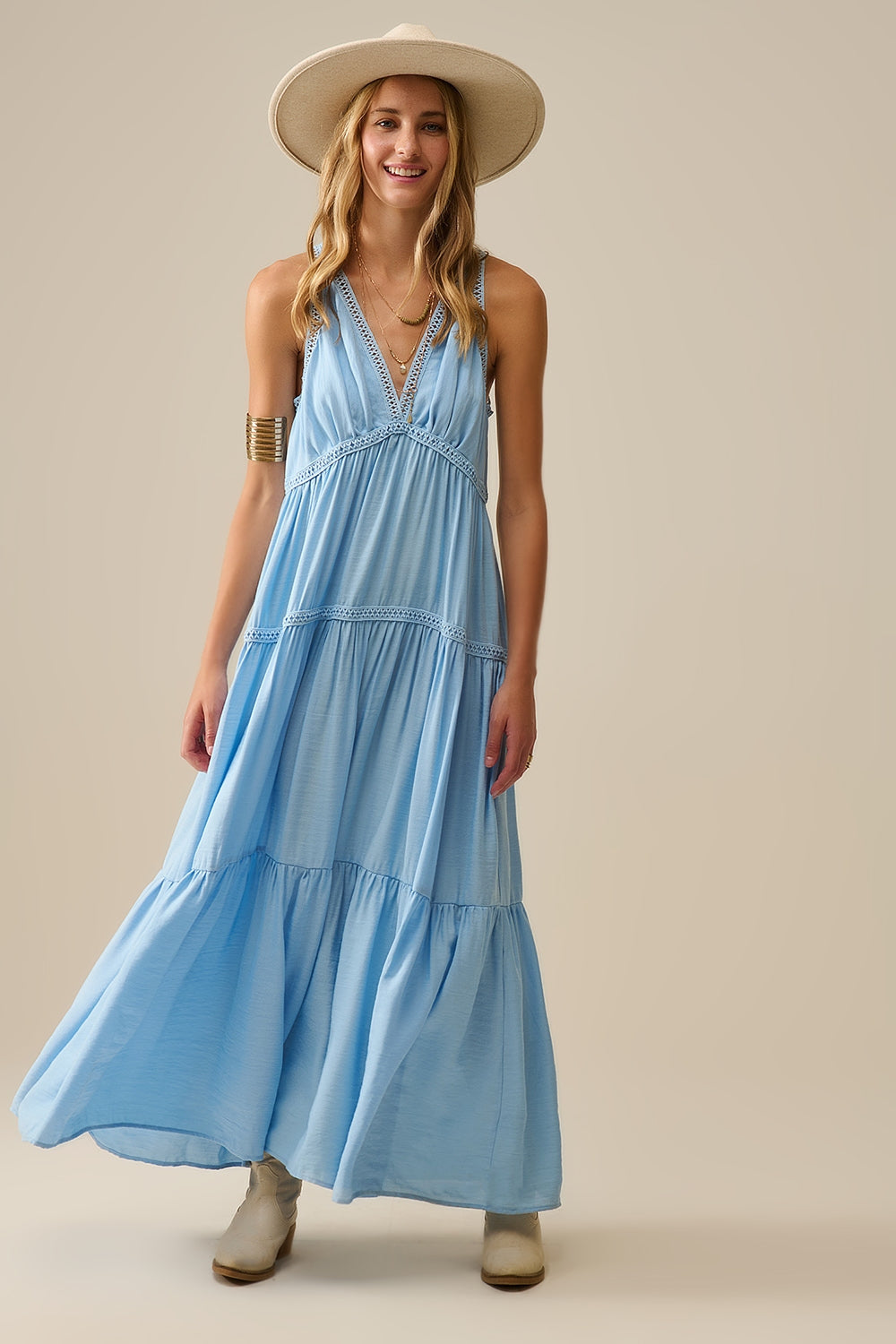 Maxivestido fluido con aplicaciones de encaje en azul claro Q2