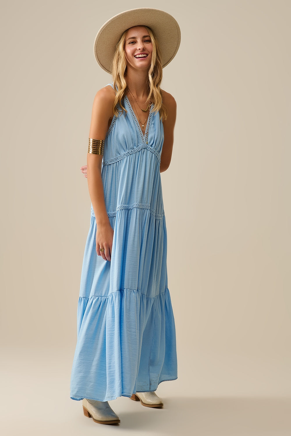 Maxivestido fluido con aplicaciones de encaje en azul claro Q2