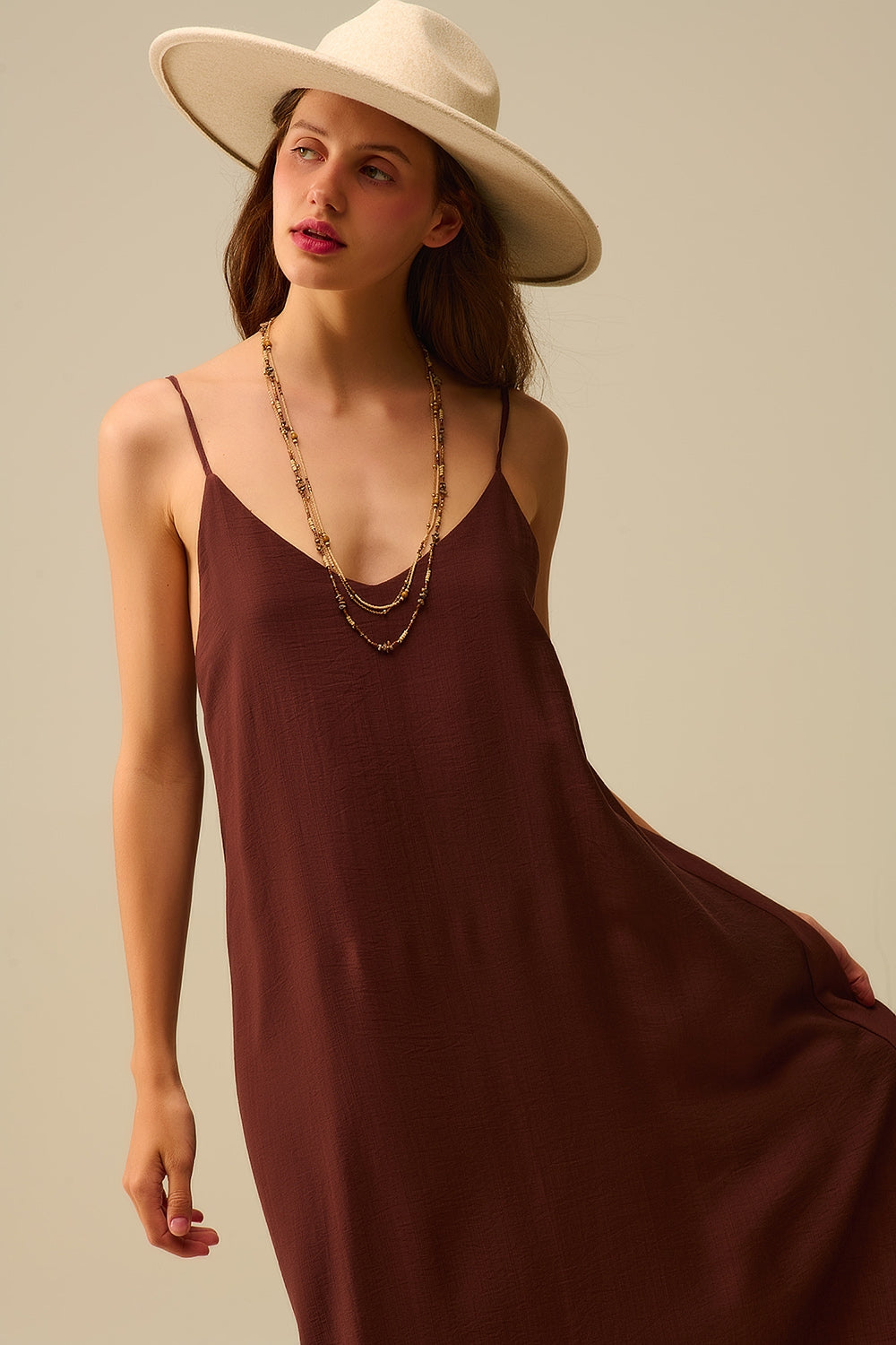 Maxivestido fluido con tirantes marrón Q2