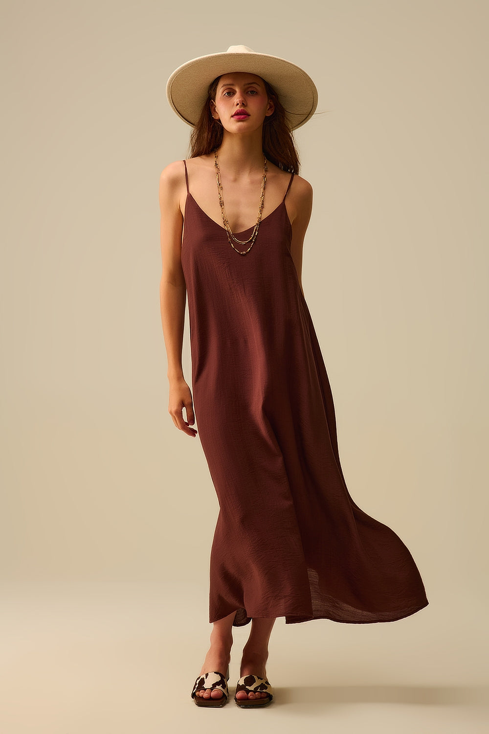 Maxivestido fluido con tirantes marrón Q2