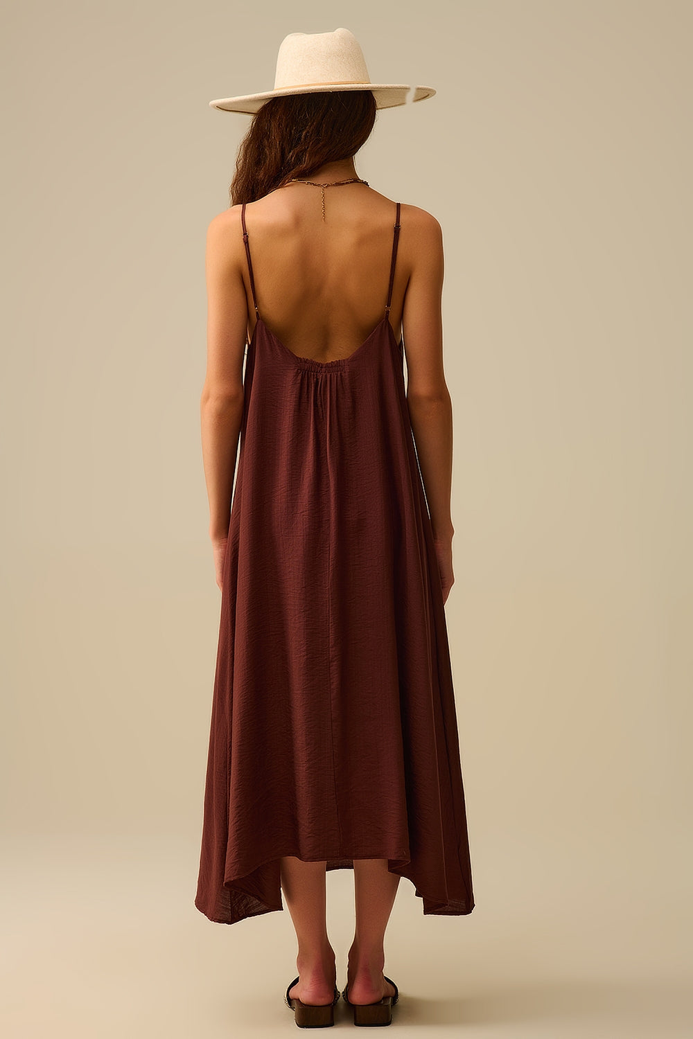 Maxivestido fluido con tirantes marrón Q2