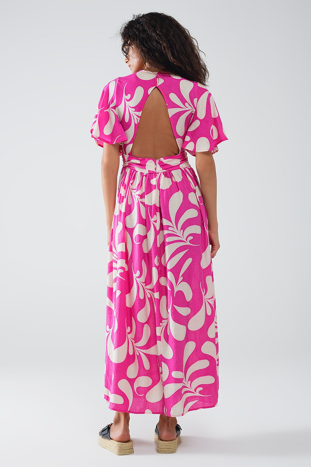 Maxivestido fucsia con estampado floral y espalda abierta Q2