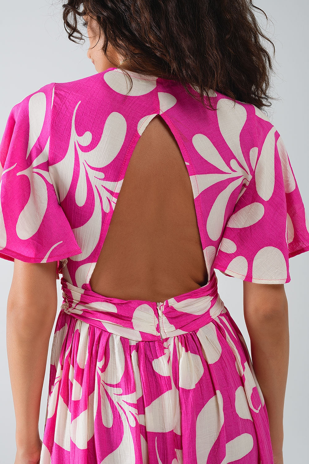 Maxivestido fucsia con estampado floral y espalda abierta Q2