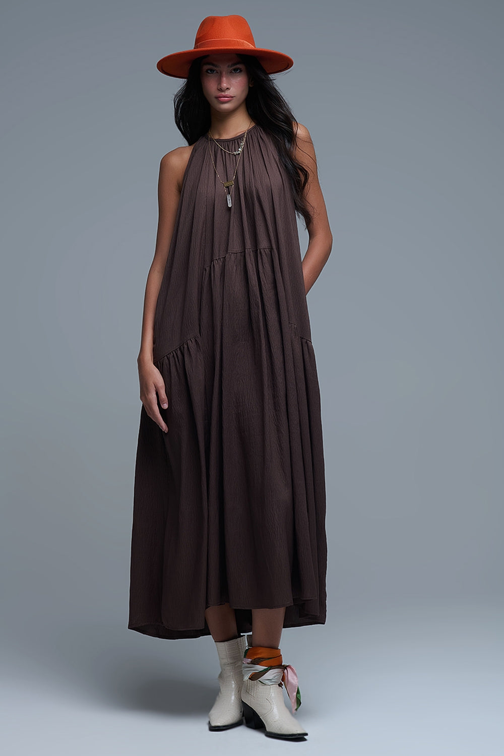 Q2 Maxivestido marrón con cuello halter y detalles de costuras