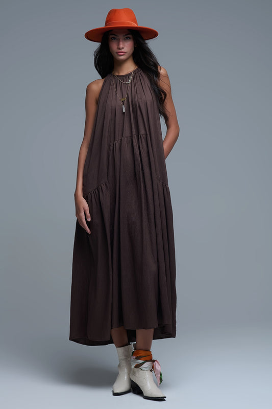 Q2 Maxivestido marrón con cuello halter y detalles de costuras