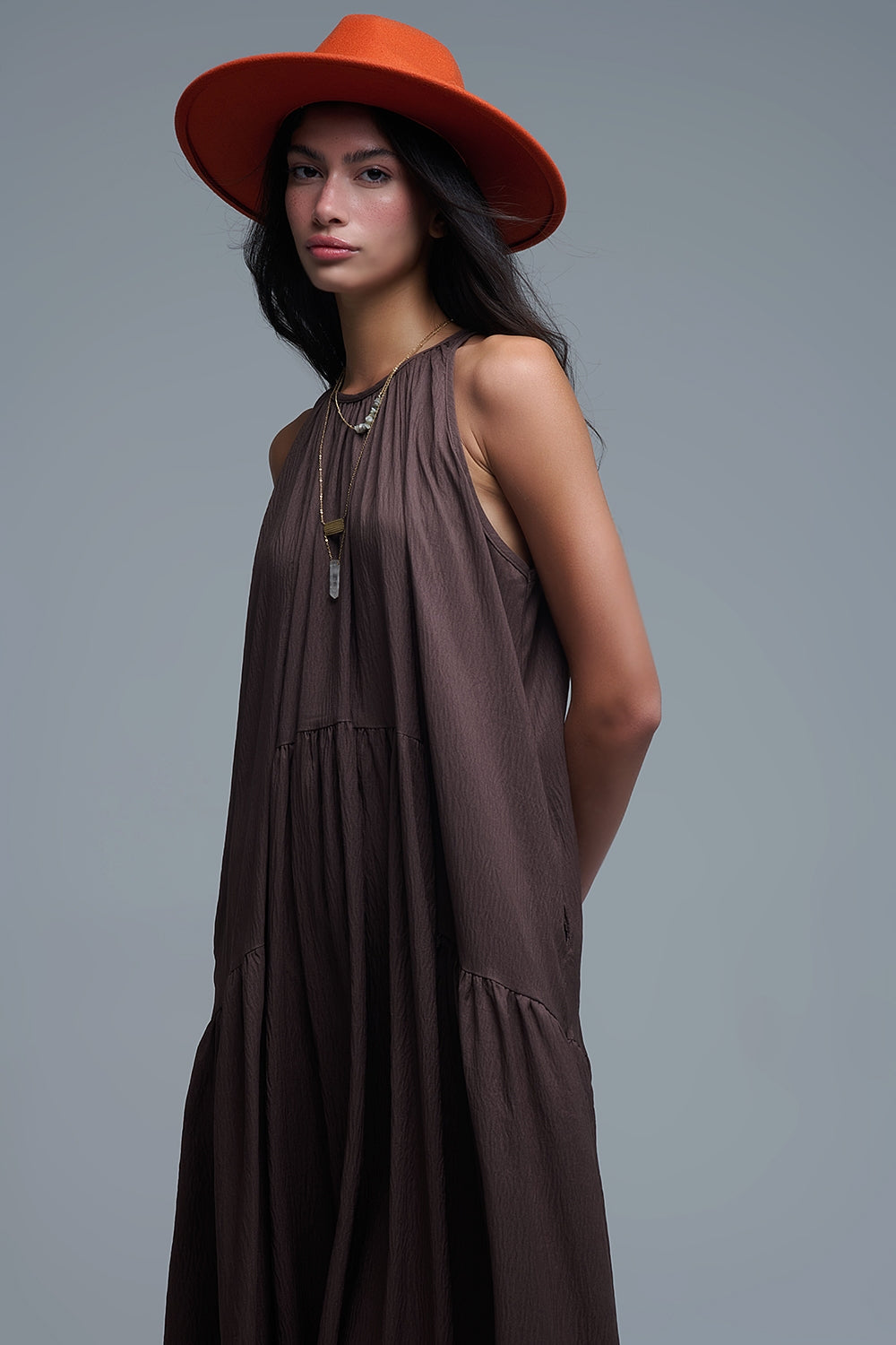 Maxivestido marrón con cuello halter y detalles de costuras Q2
