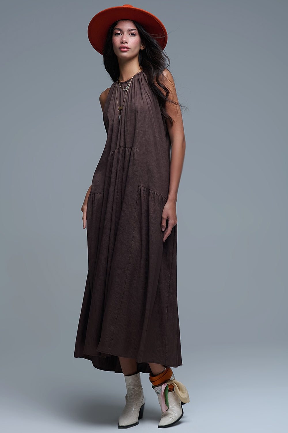 Maxivestido marrón con cuello halter y detalles de costuras Q2