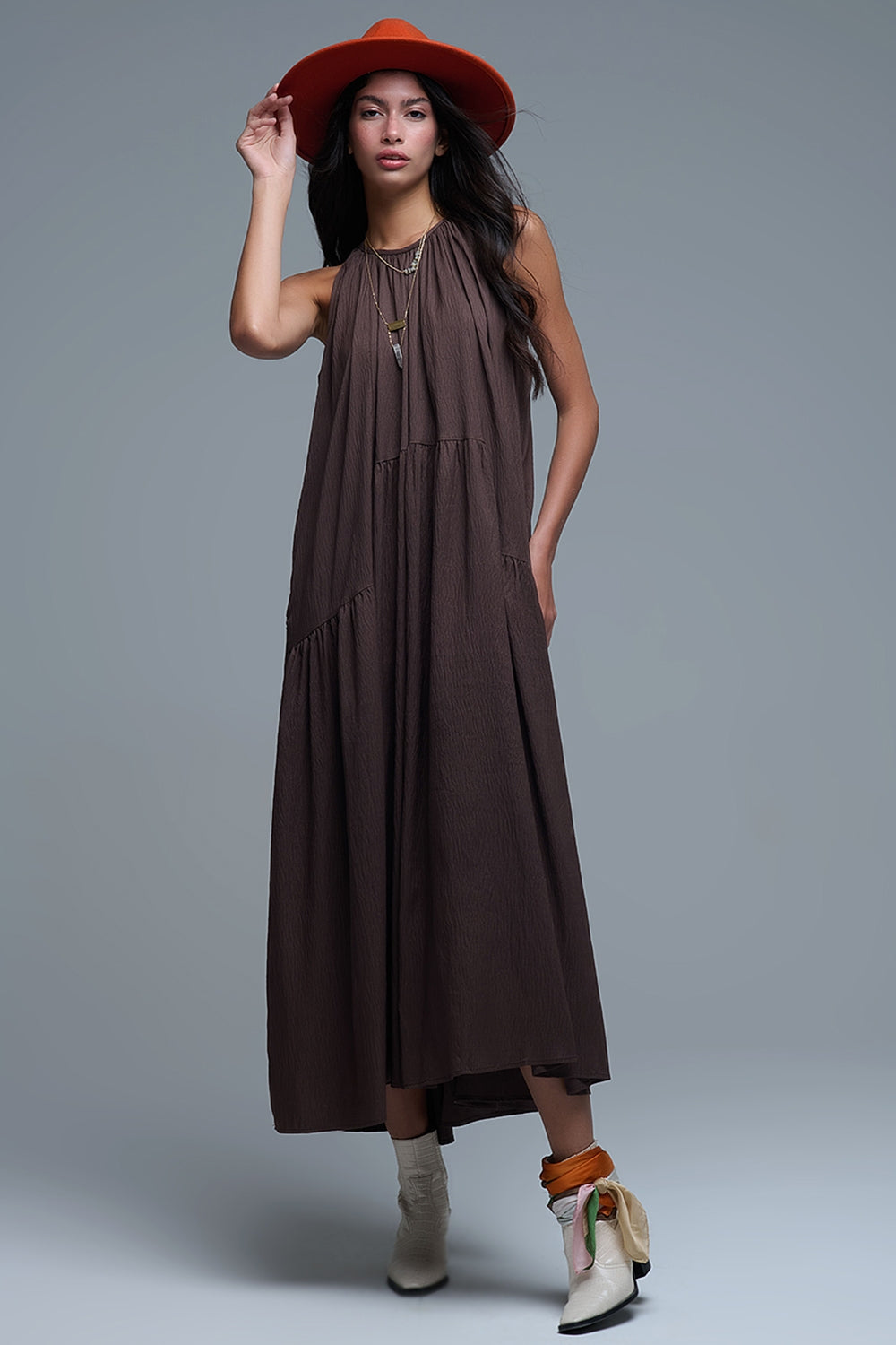 Maxivestido marrón con cuello halter y detalles de costuras Q2