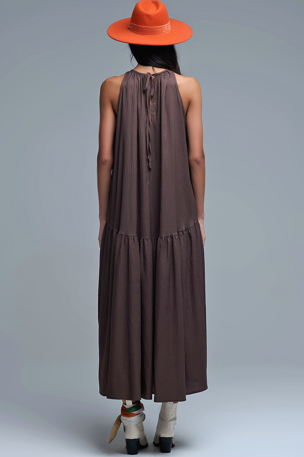 Maxivestido marrón con cuello halter y detalles de costuras Q2