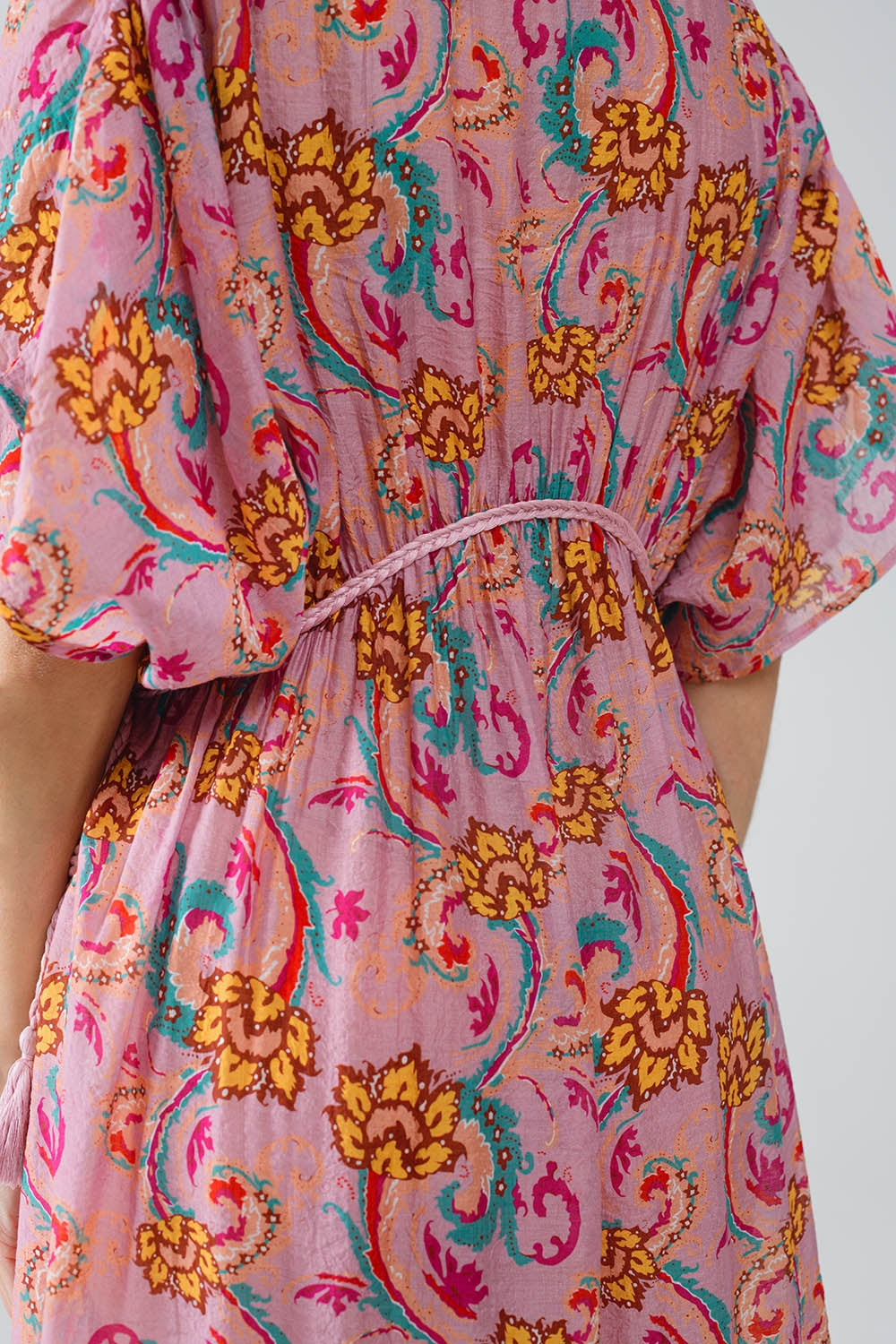 Maxivestido rosa con costuras trenzadas y estampado de flores Q2