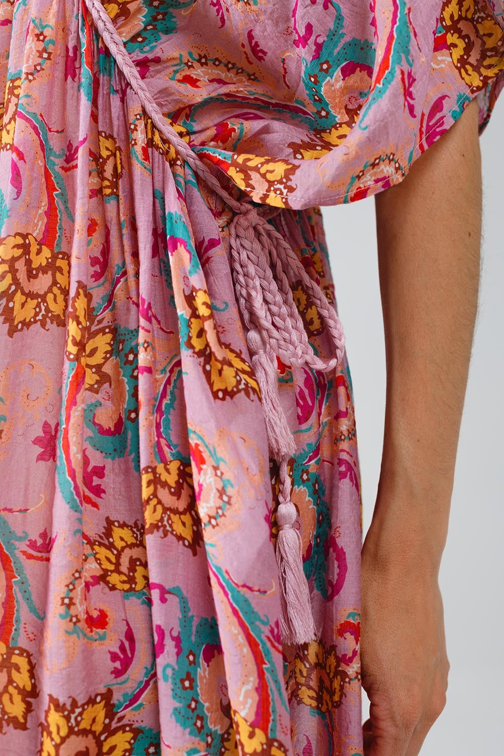 Maxivestido rosa con costuras trenzadas y estampado de flores Q2