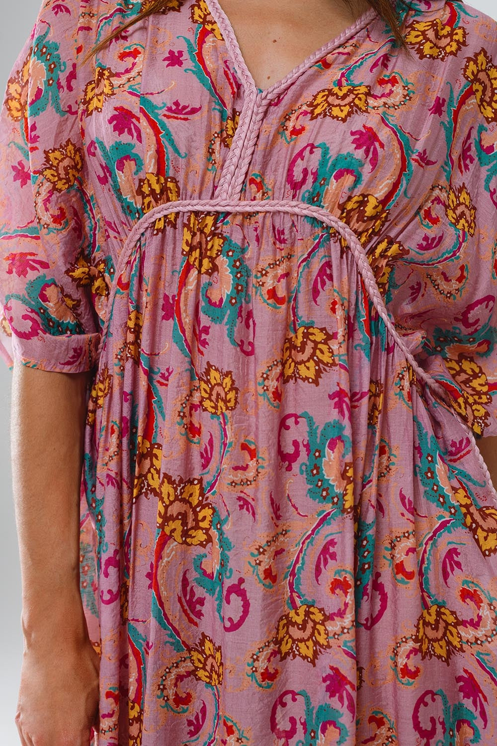 Maxivestido rosa con costuras trenzadas y estampado de flores Q2