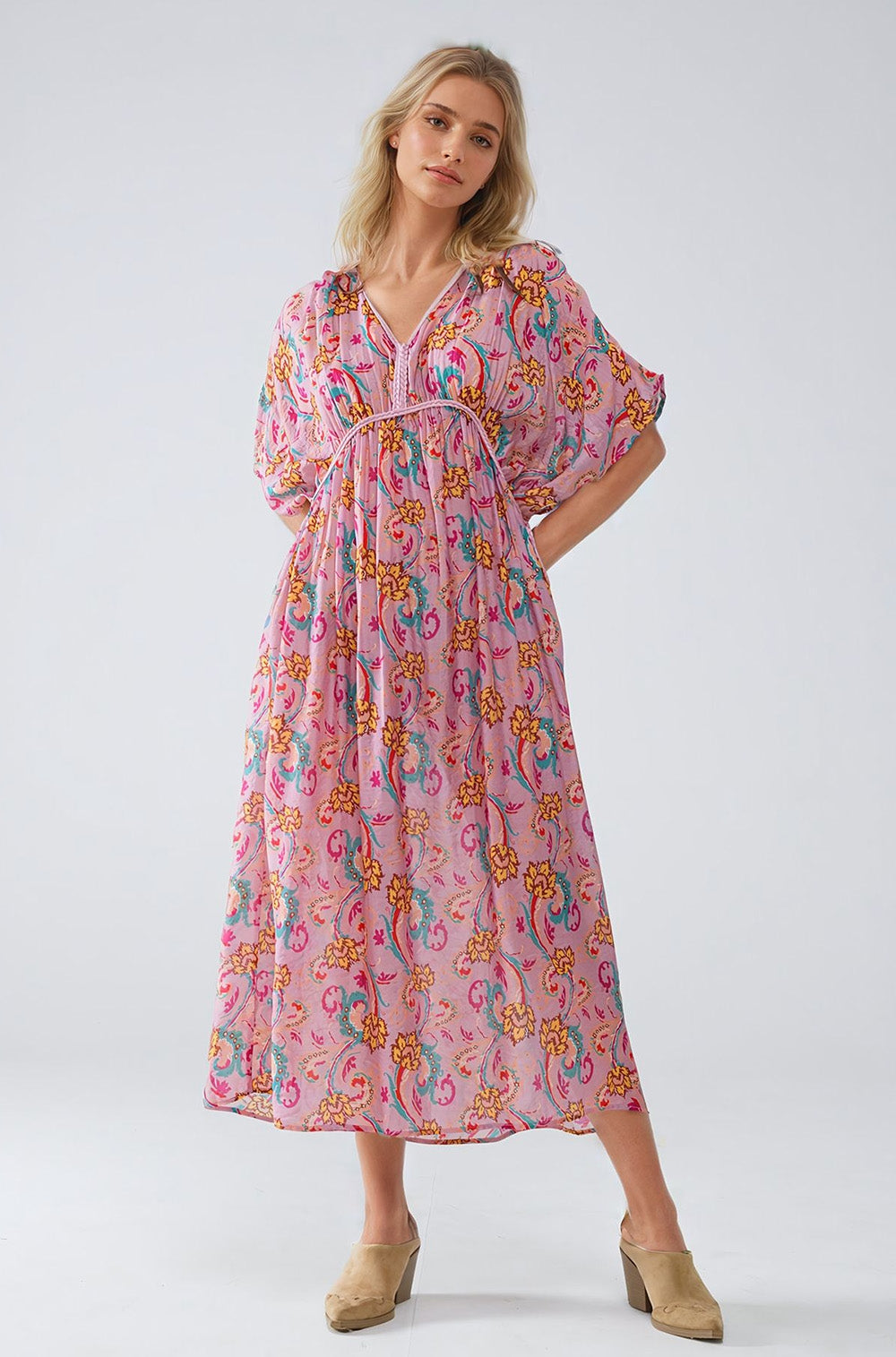 Maxivestido rosa con costuras trenzadas y estampado de flores Q2