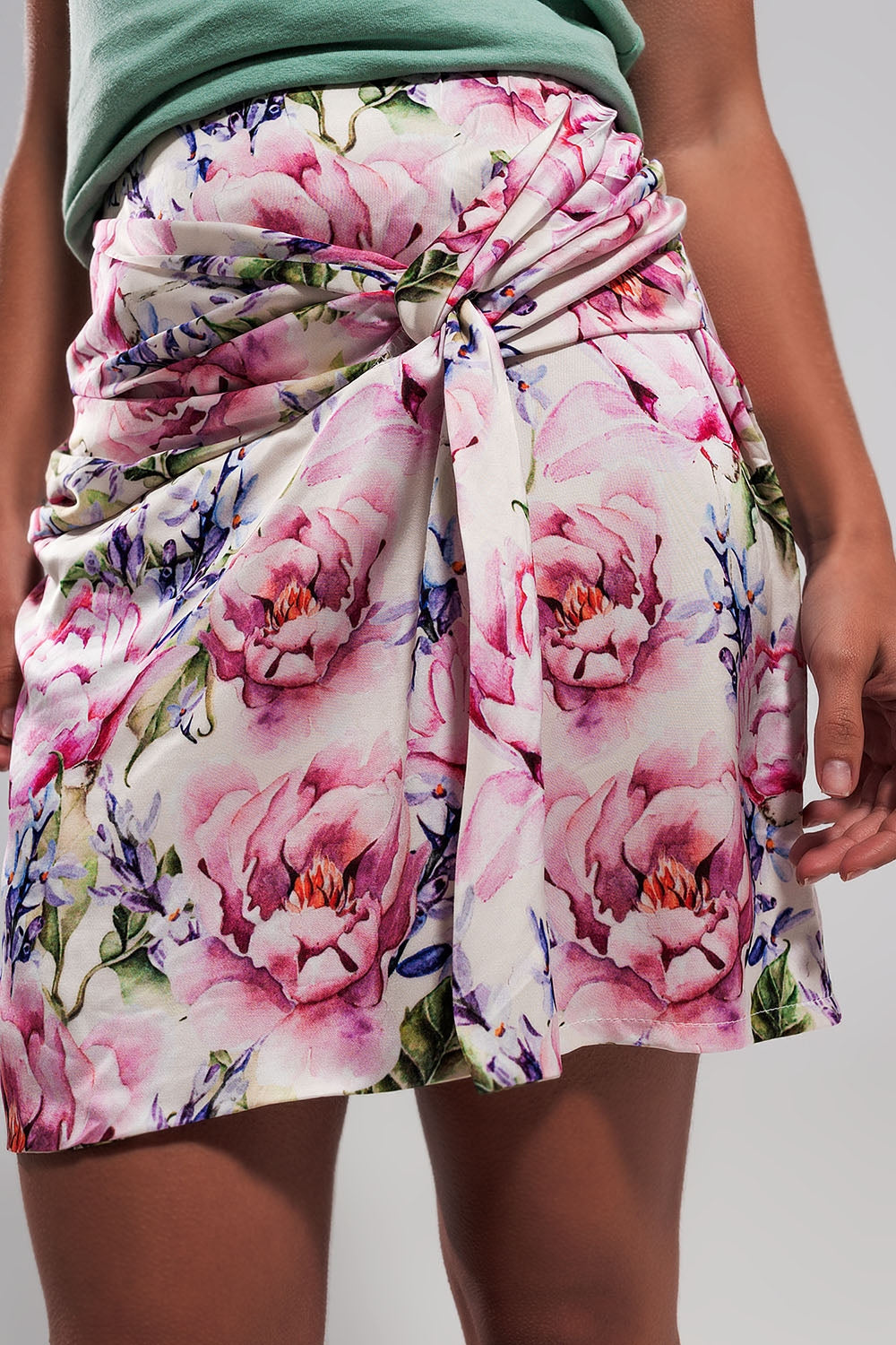 Mini Falda con estampado de rosas y nudo en la parte delantera en rosa Q2