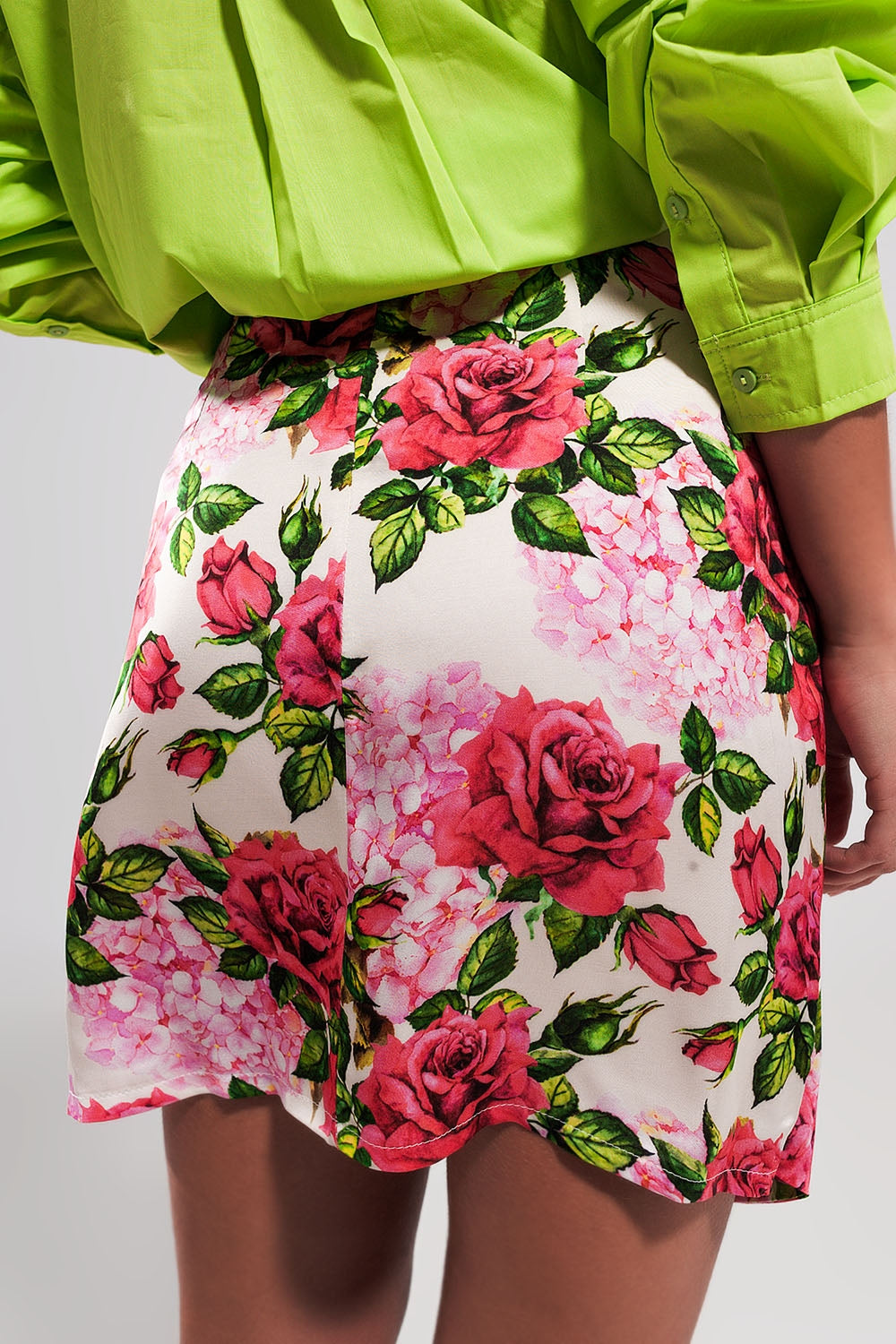 Mini Falda con estampado de rosas y nudo en la parte delantera Q2
