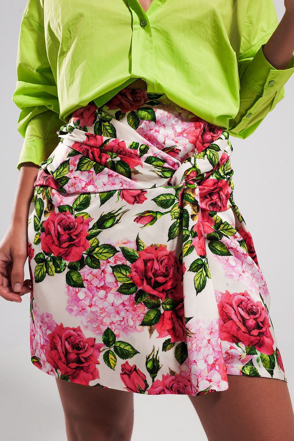 Mini Falda con estampado de rosas y nudo en la parte delantera Q2