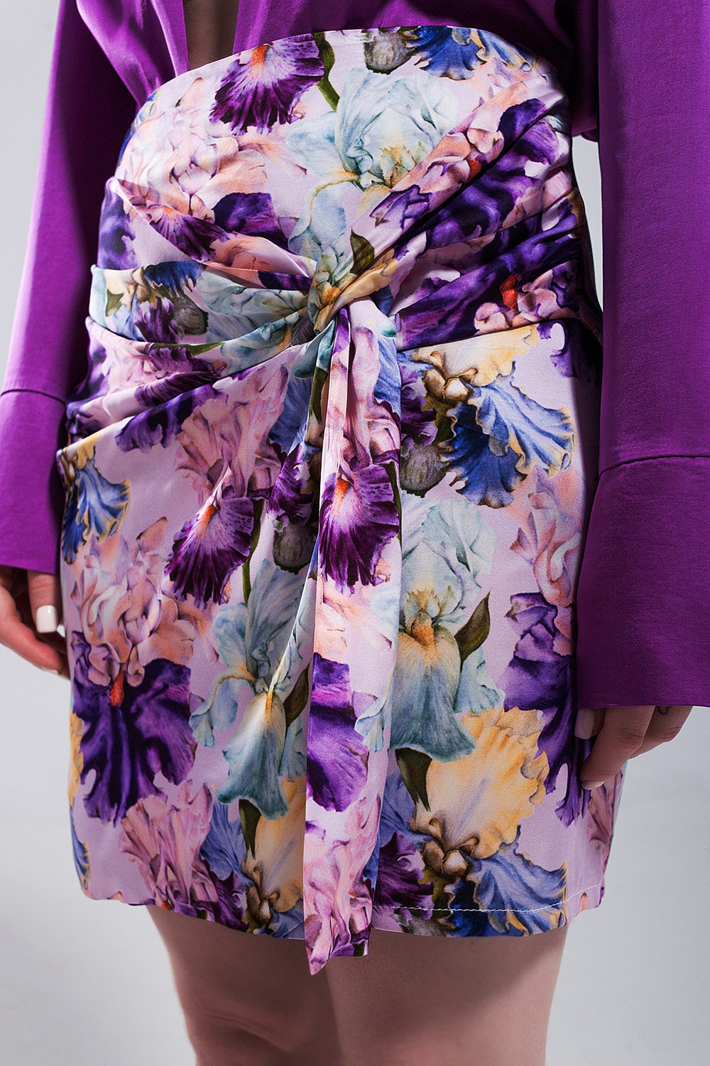 Mini Falda con estampado floral variado y nudo en la parte delantera en morado Q2