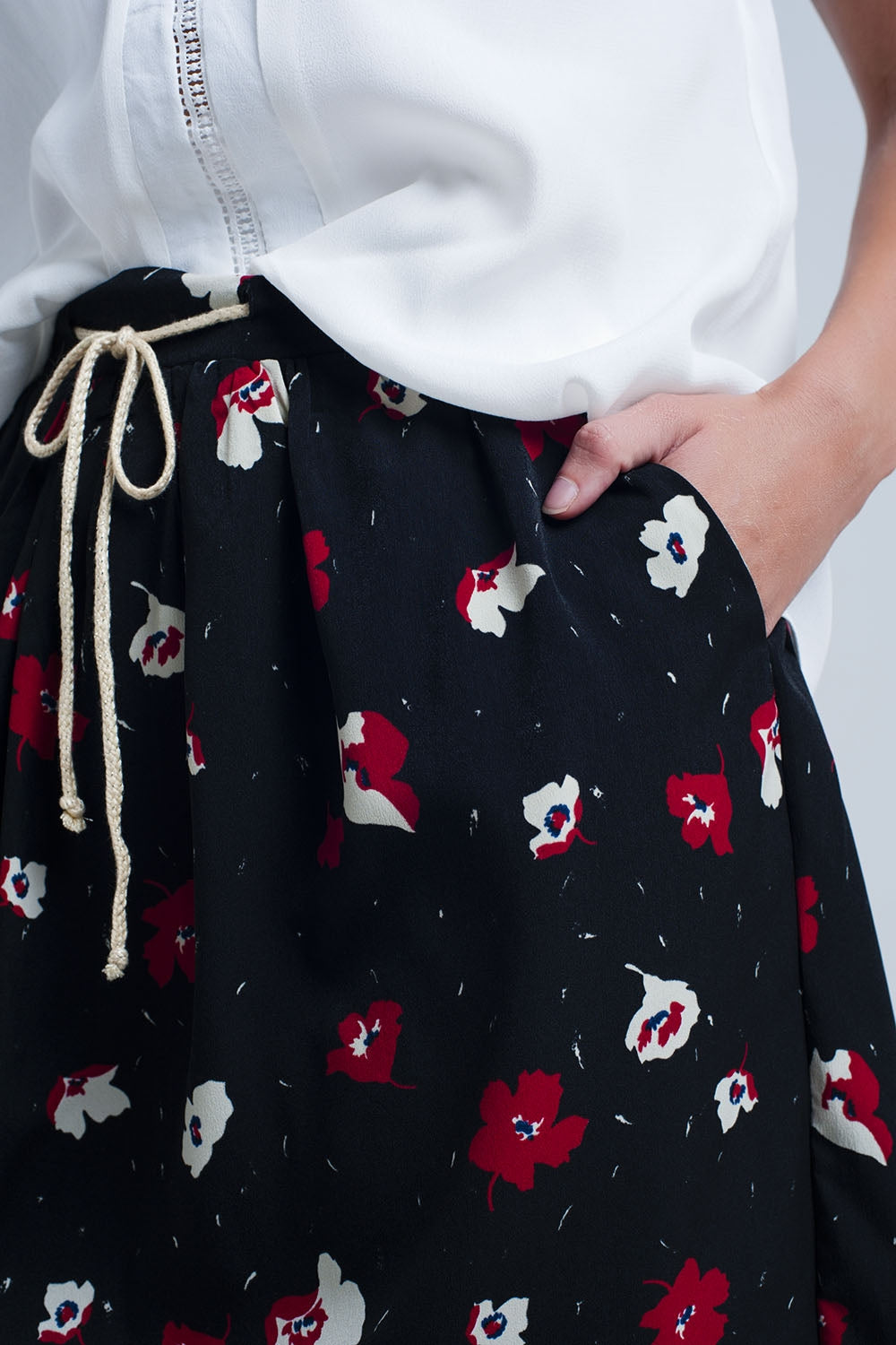 Mini falda negra con estampado de flores Q2
