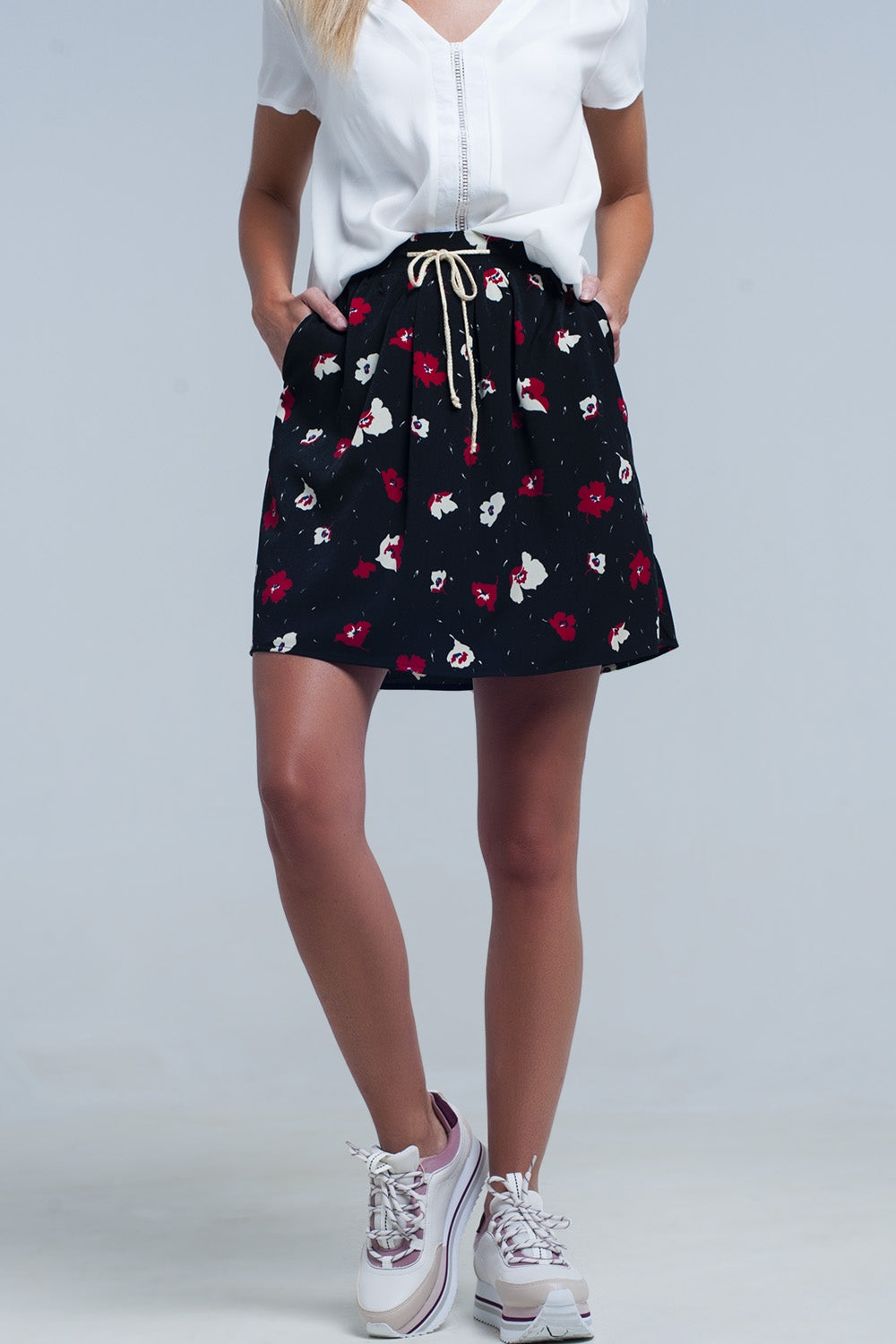 Mini falda negra con estampado de flores Q2