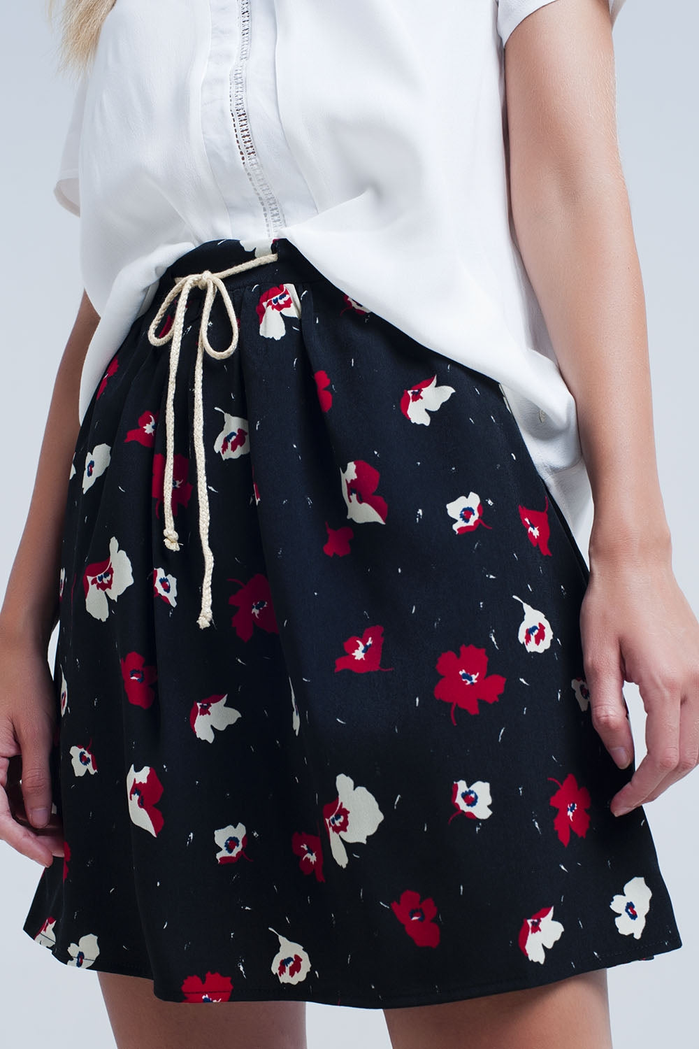Q2 Mini falda negra con estampado de flores