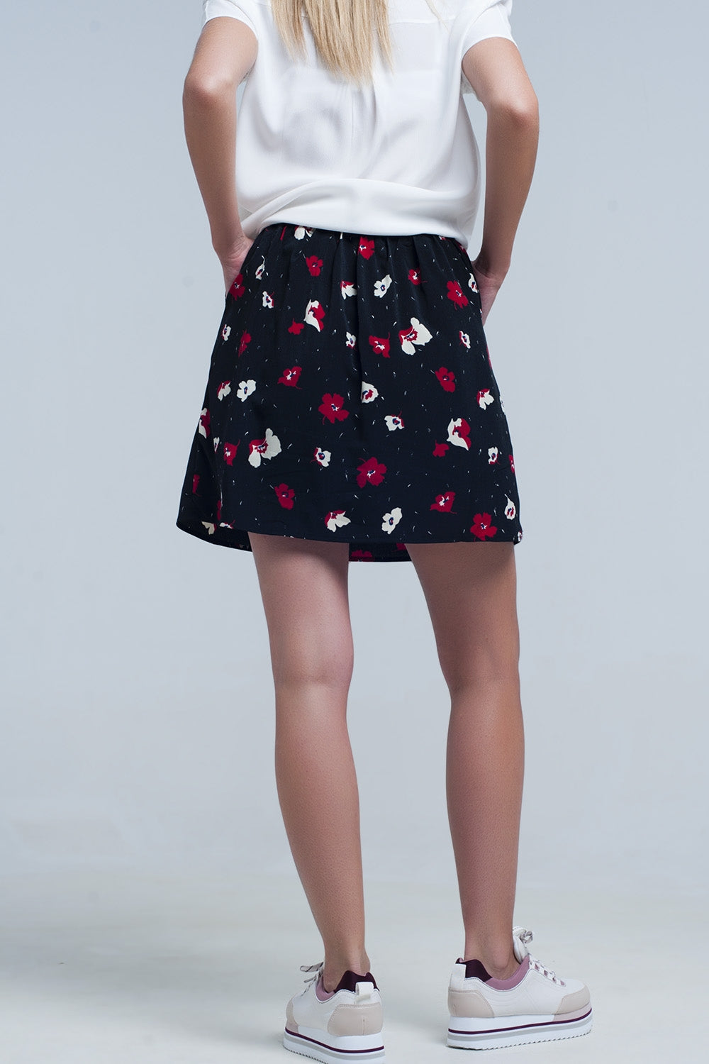 Mini falda negra con estampado de flores Q2