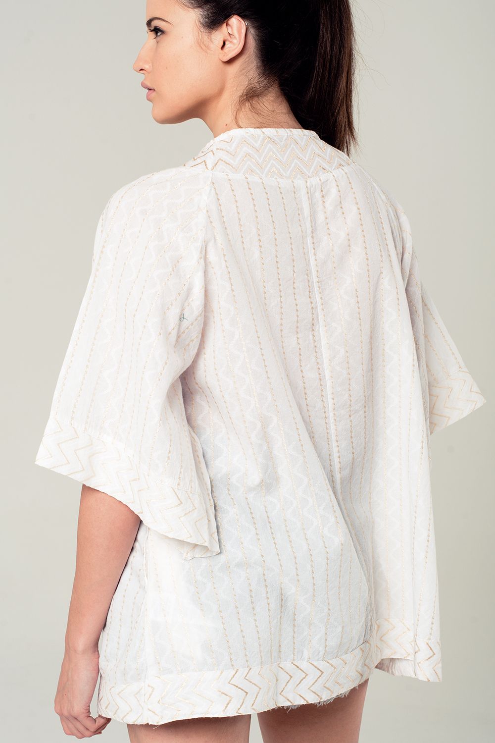 Mini vestido blanco con detalle de bordados en dorado Q2