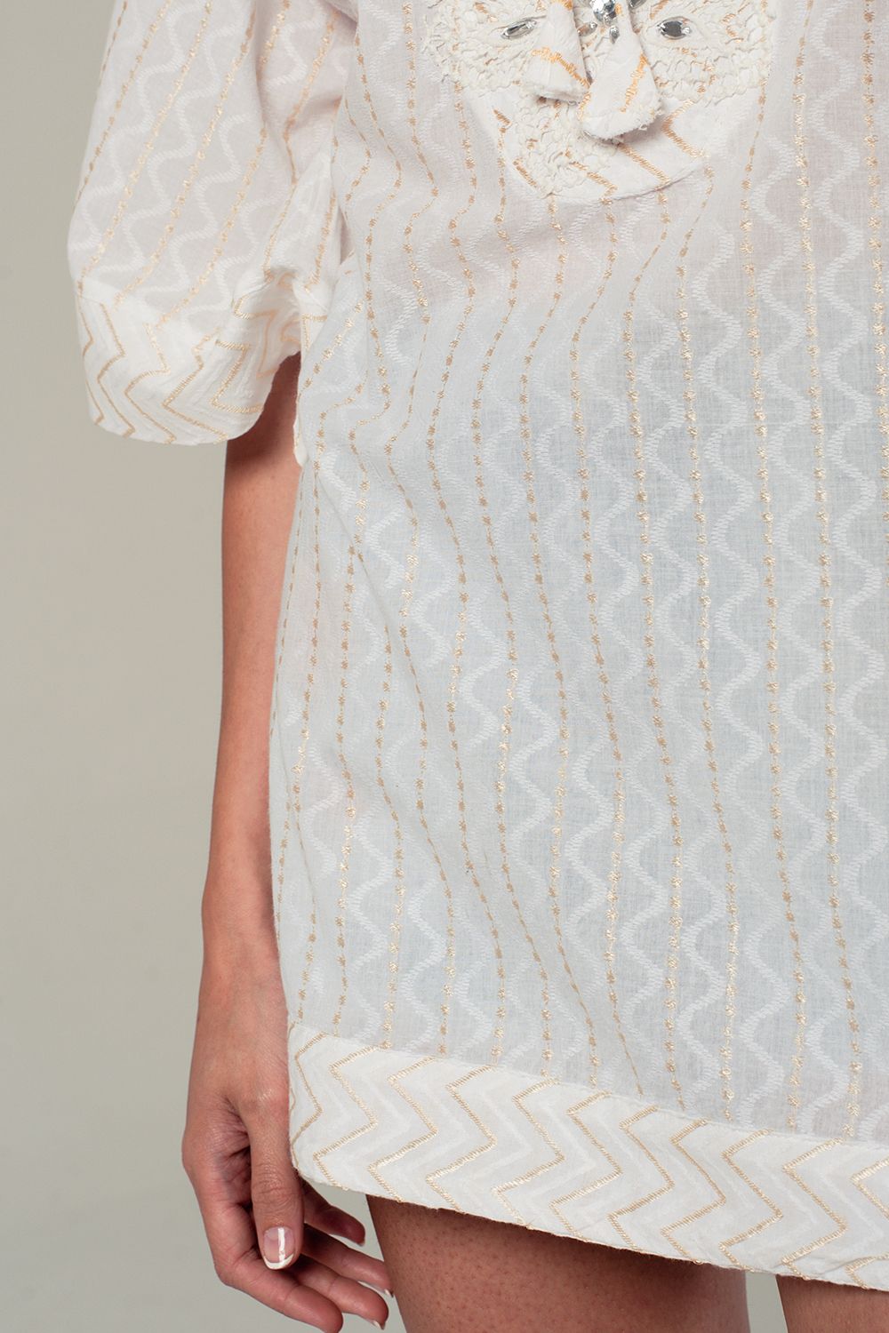 Mini vestido blanco con detalle de bordados en dorado Q2