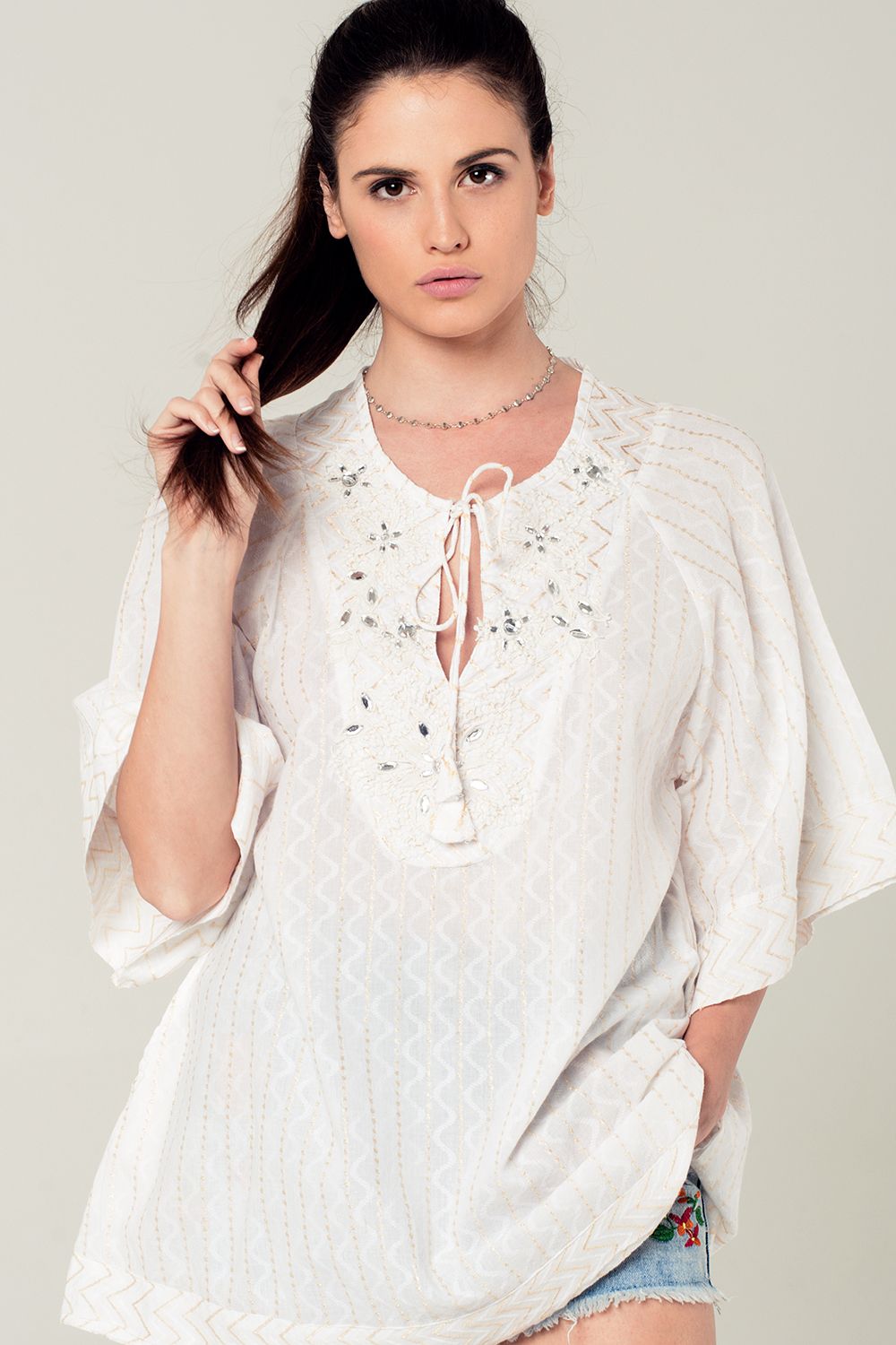 Q2 Mini vestido blanco con detalle de bordados en dorado