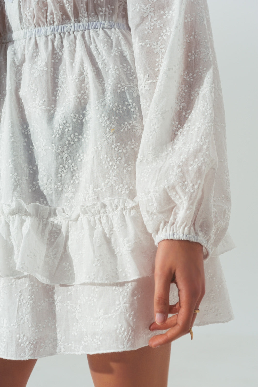 Mini Vestido bordado con Volantes en Blanco Q2