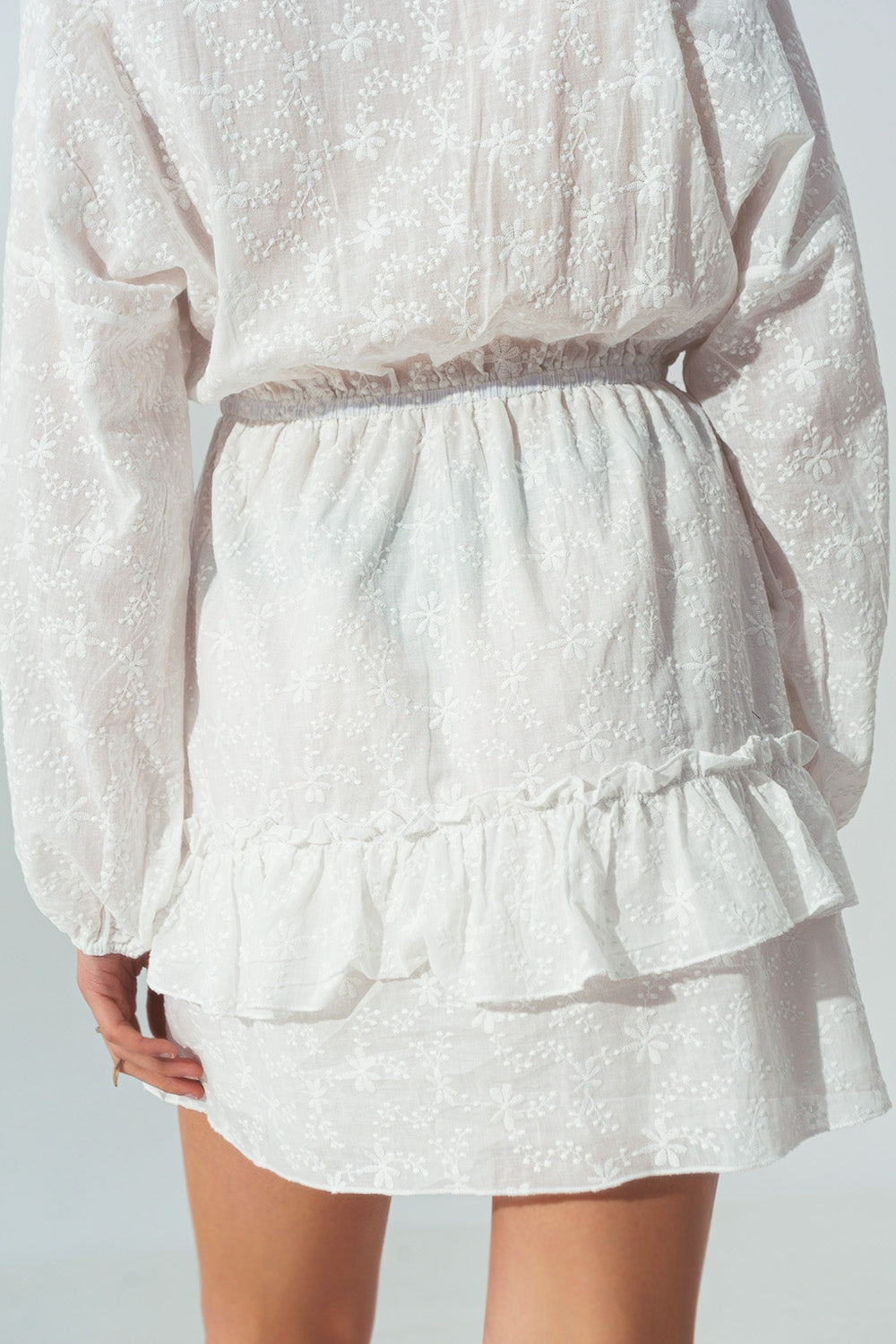 Mini Vestido bordado con Volantes en Blanco Q2