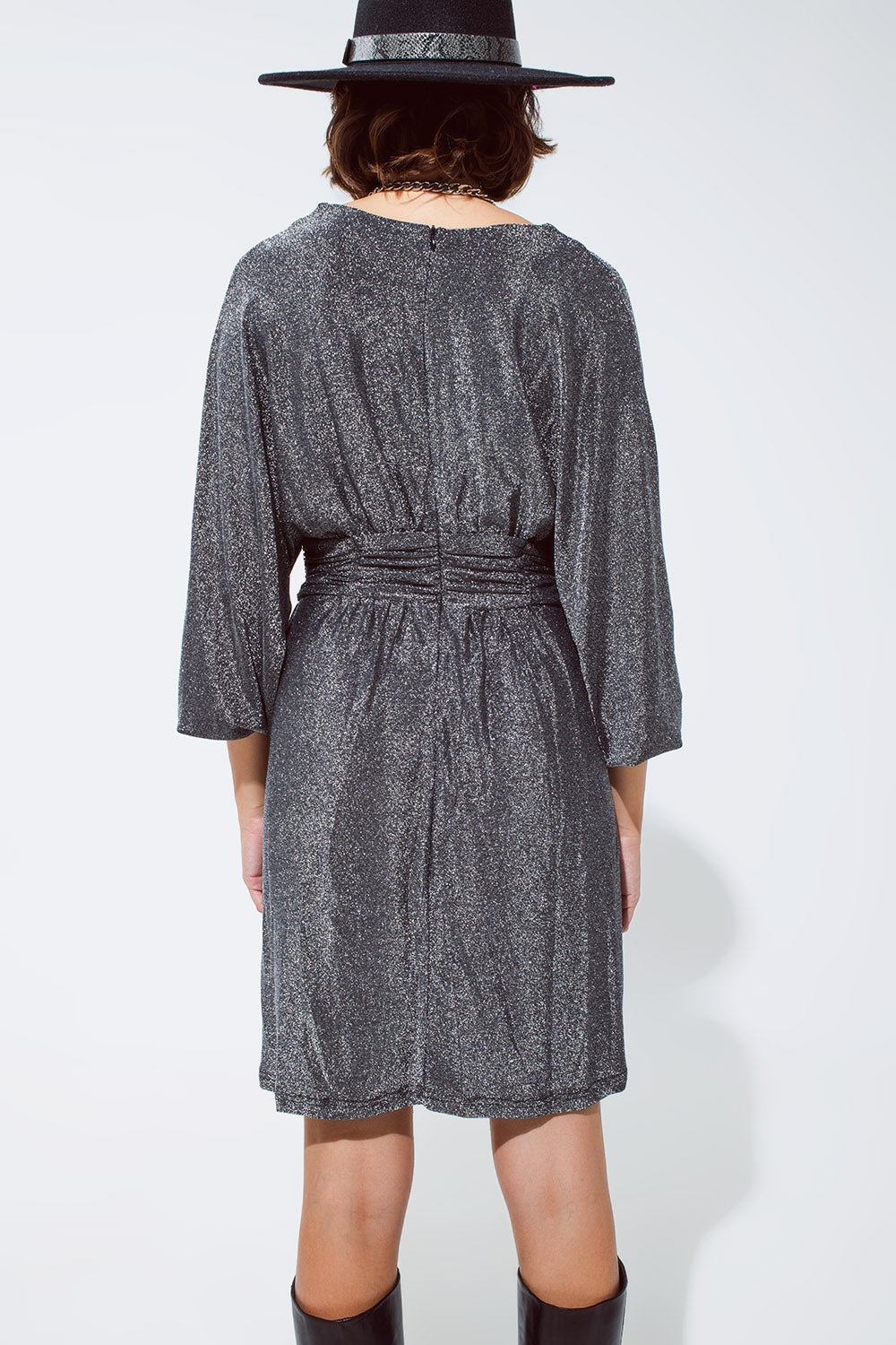 Mini vestido de brillantes con escote en V en plata Q2