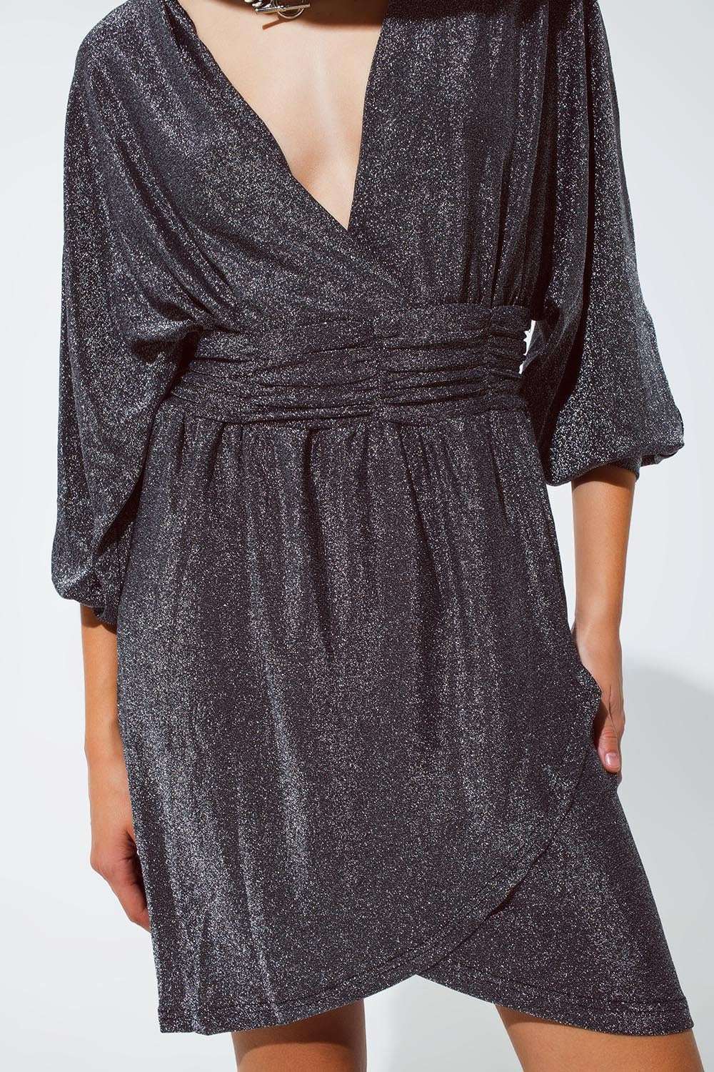 Mini vestido de brillantes con escote en V en plata Q2