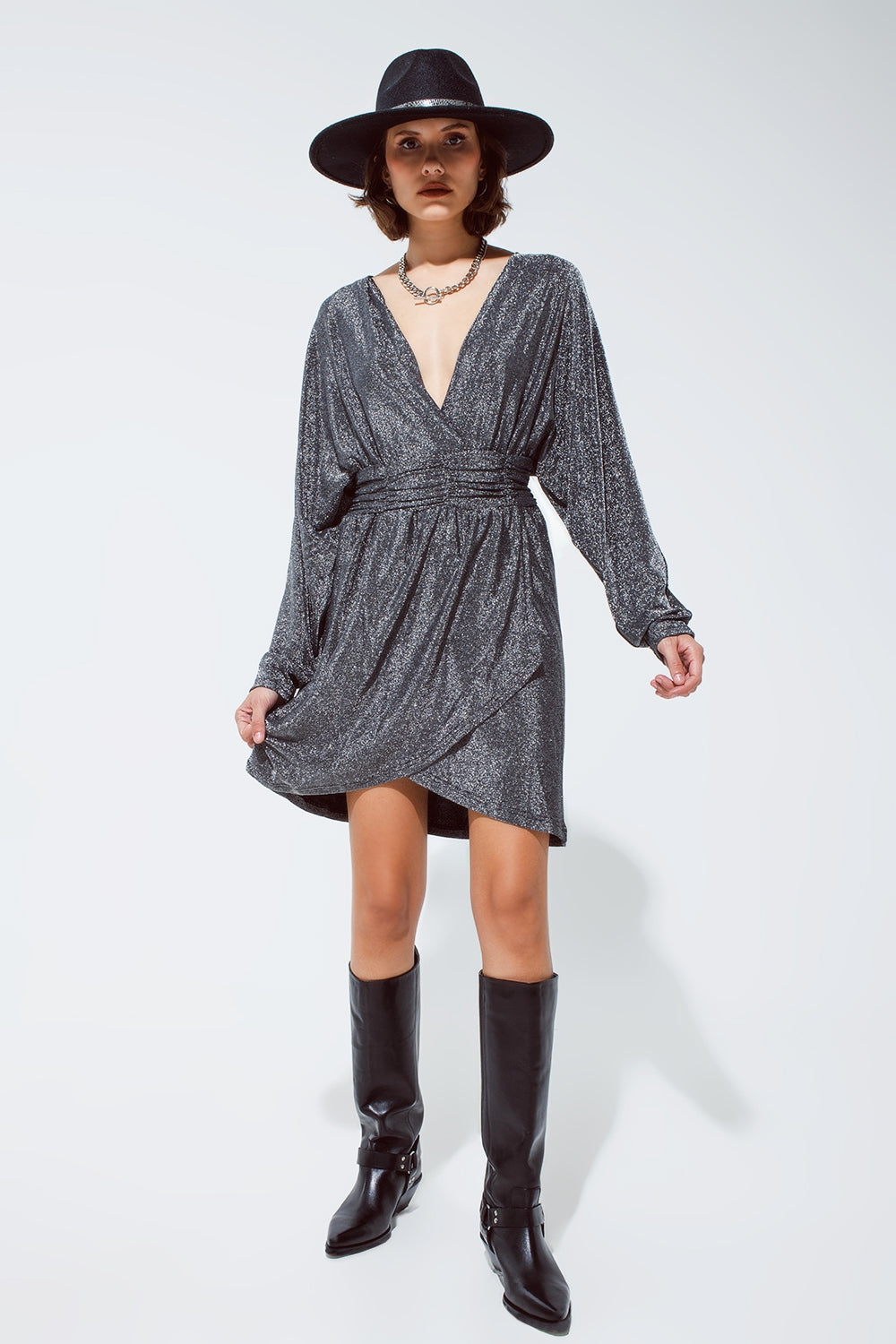 Mini vestido de brillantes con escote en V en plata Q2