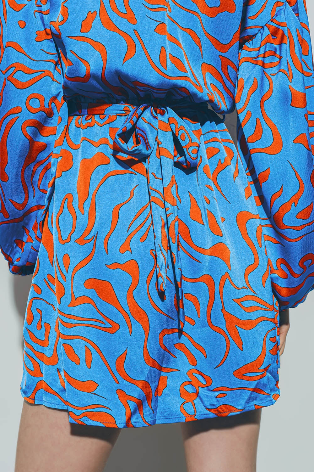Mini Vestido de Satén con Cuello en V Azul Q2