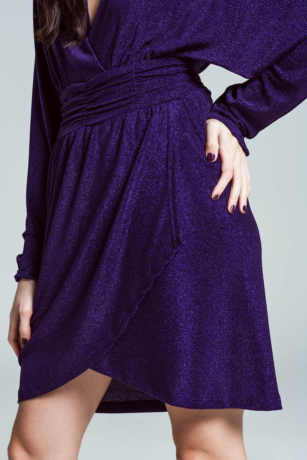 Mini vestido largo de purpurina con escote en V en morado Q2