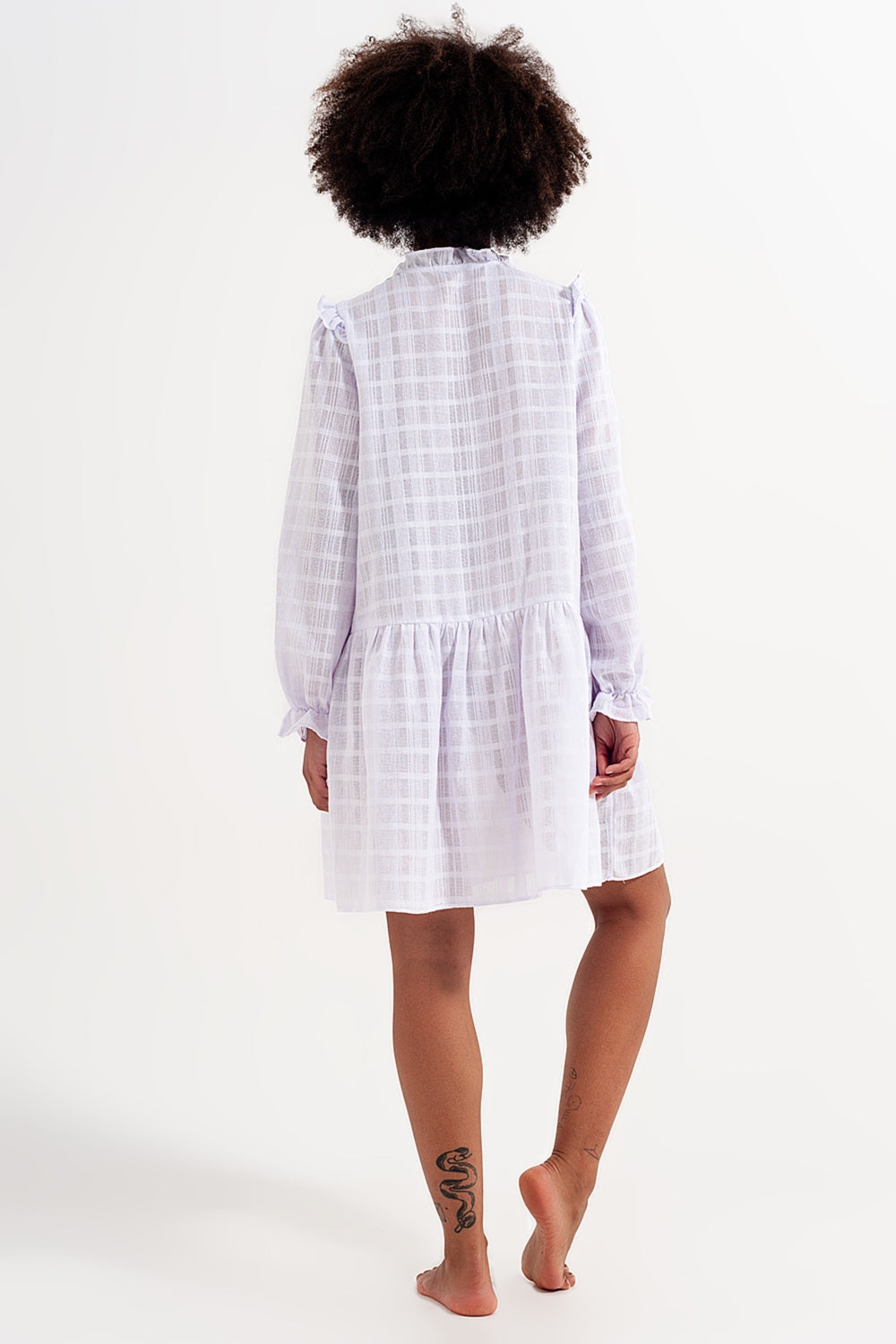 Mini vestido voluminoso con volantes en blanco Q2