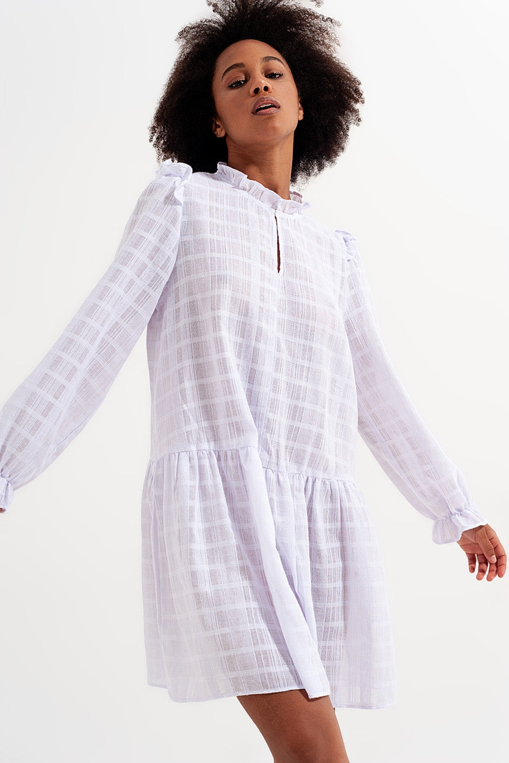 Mini vestido voluminoso con volantes en blanco Q2