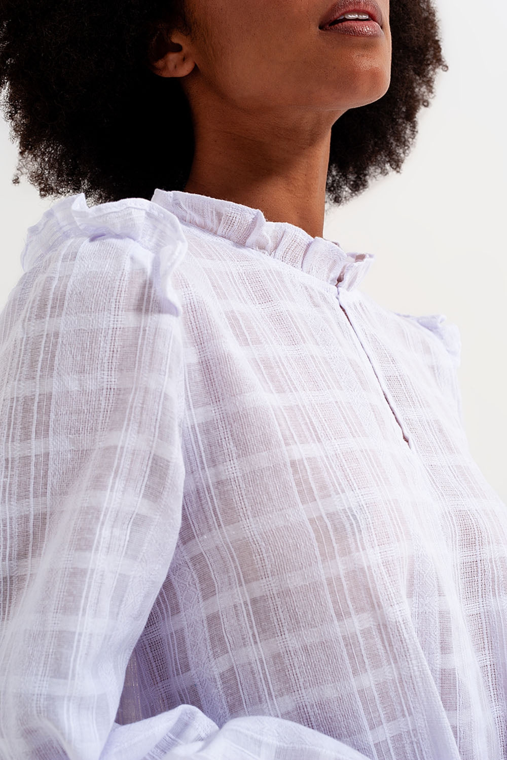 Mini vestido voluminoso con volantes en blanco Q2